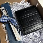 Ανδρική λαμπάδα με πορτοφόλι με γραμμικά σχέδια