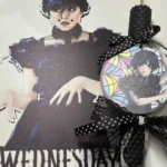 Λαμπάδα με την Wednesday με ξύλινο καδράκι